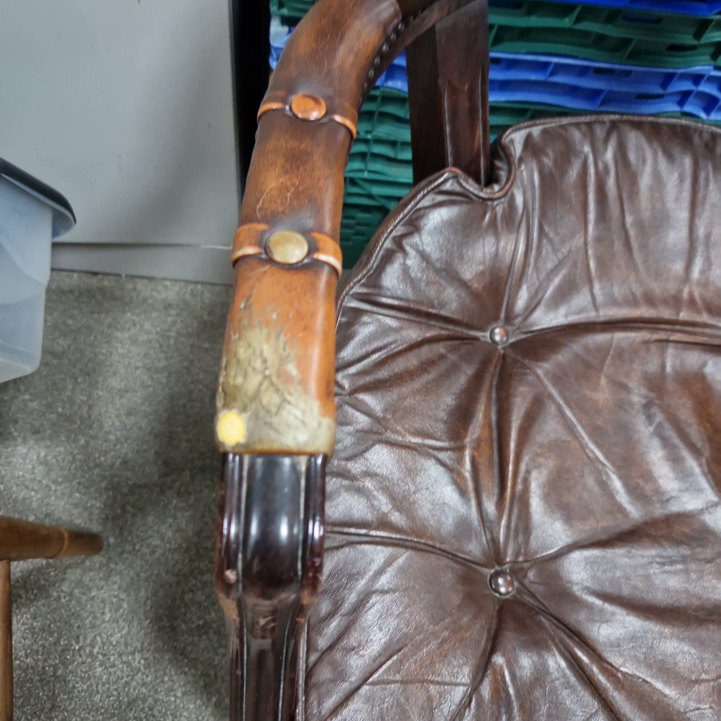 Leather captains chair (190905)