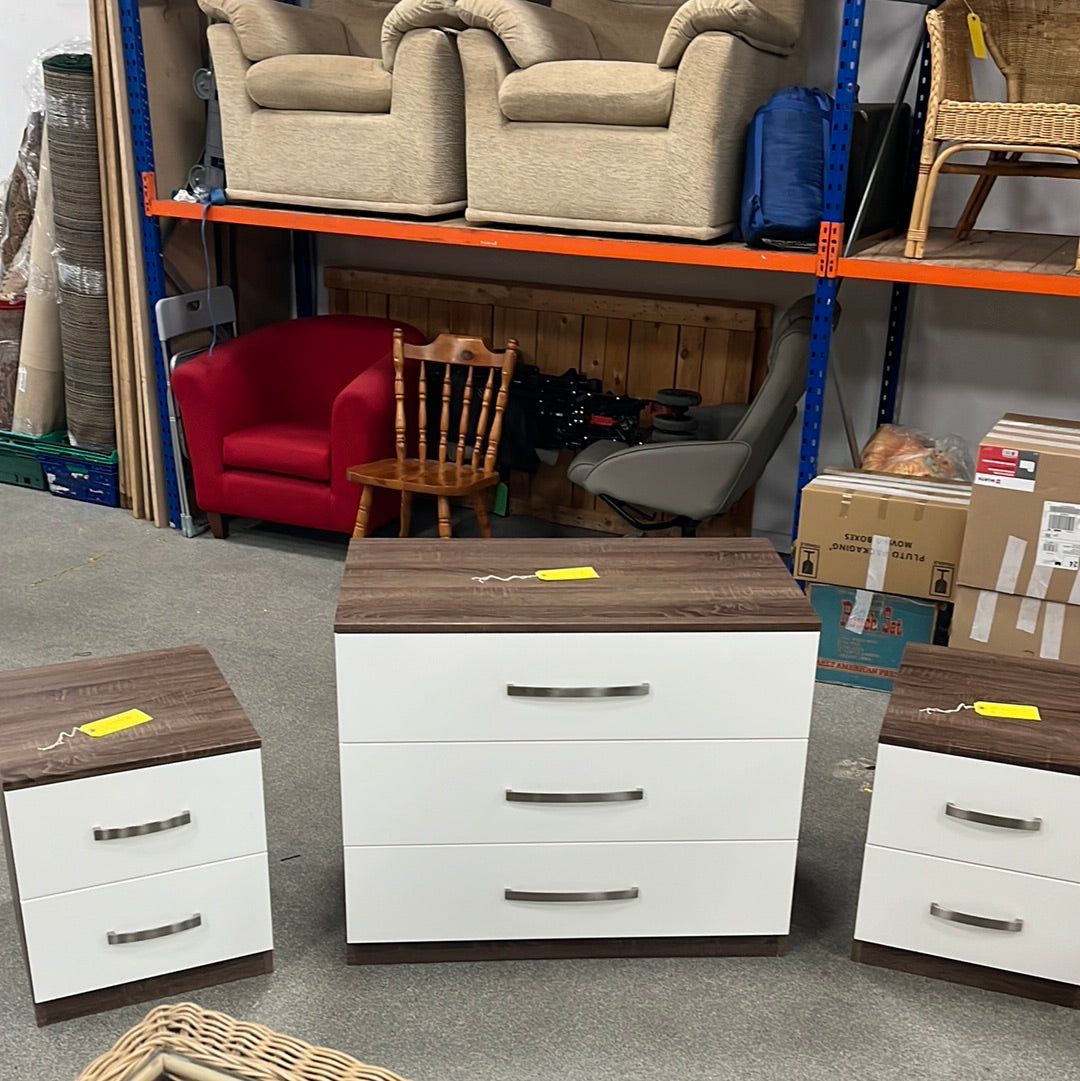 Chest of drawers and 2 x matching bedside tables . (0140903)