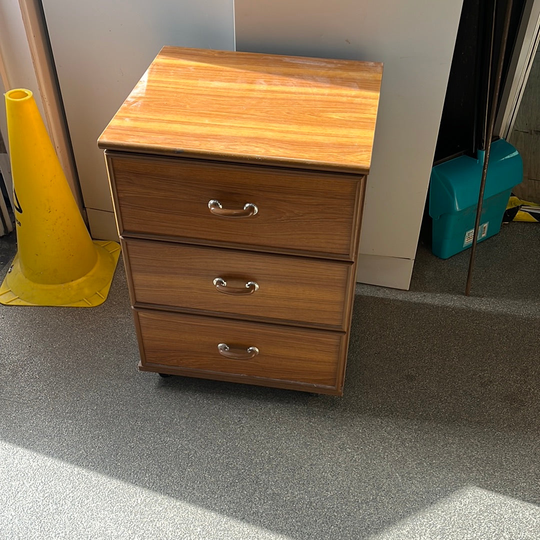 Small chest of drawers (060903)