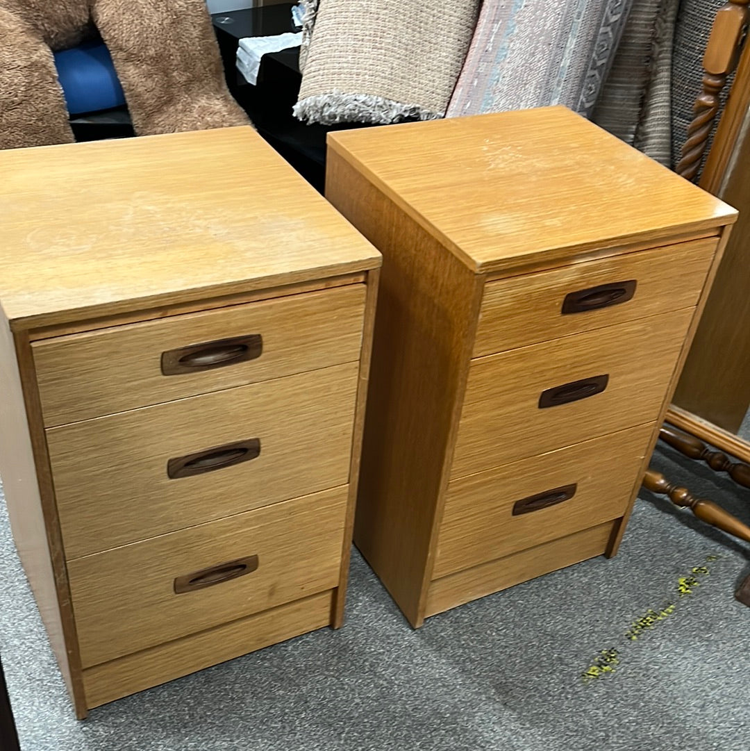2 x matching vintage chest of drawers (0240809)