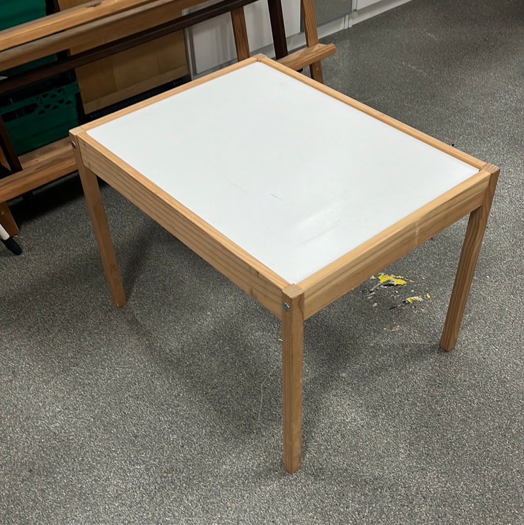 Child’s play table (0130906)
