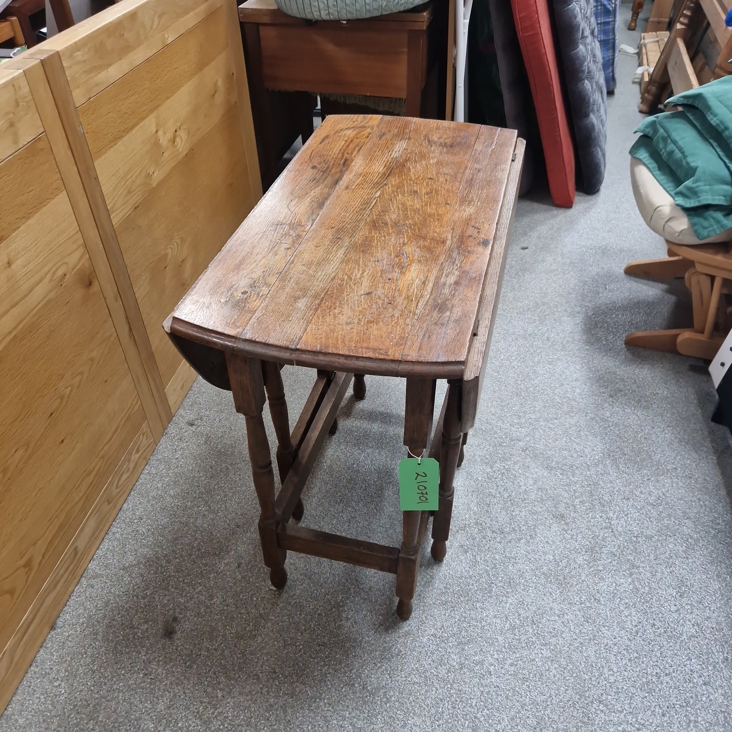 Small drop leaf table 210701