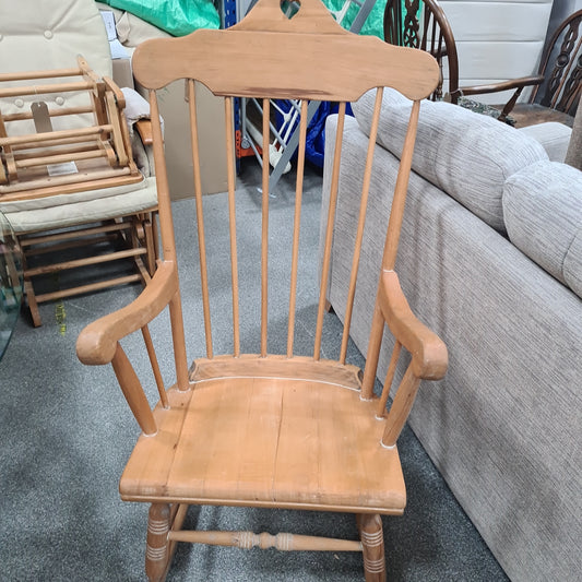 Farmhouse rocking chair (110402)