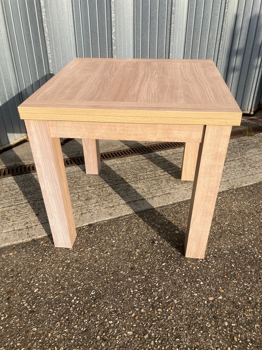 Extendable Dining Table in an Oak Finish (241005)