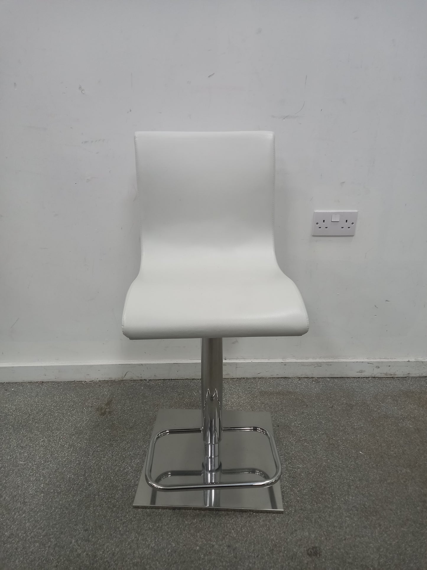 Adjustable high-backed barstool (310105)