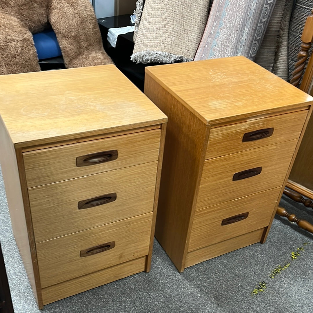 2 x matching vintage chest of drawers (0240809)