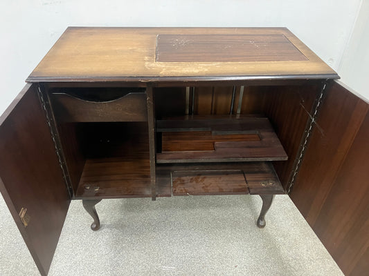 Vintage sewing machine cabinet (170102)