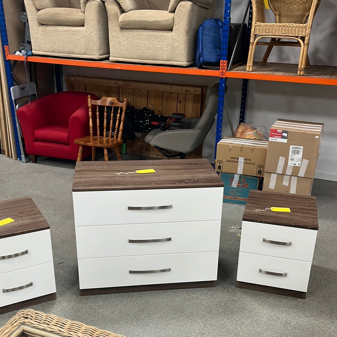 Chest of drawers and 2 x matching bedside tables . (0140903)