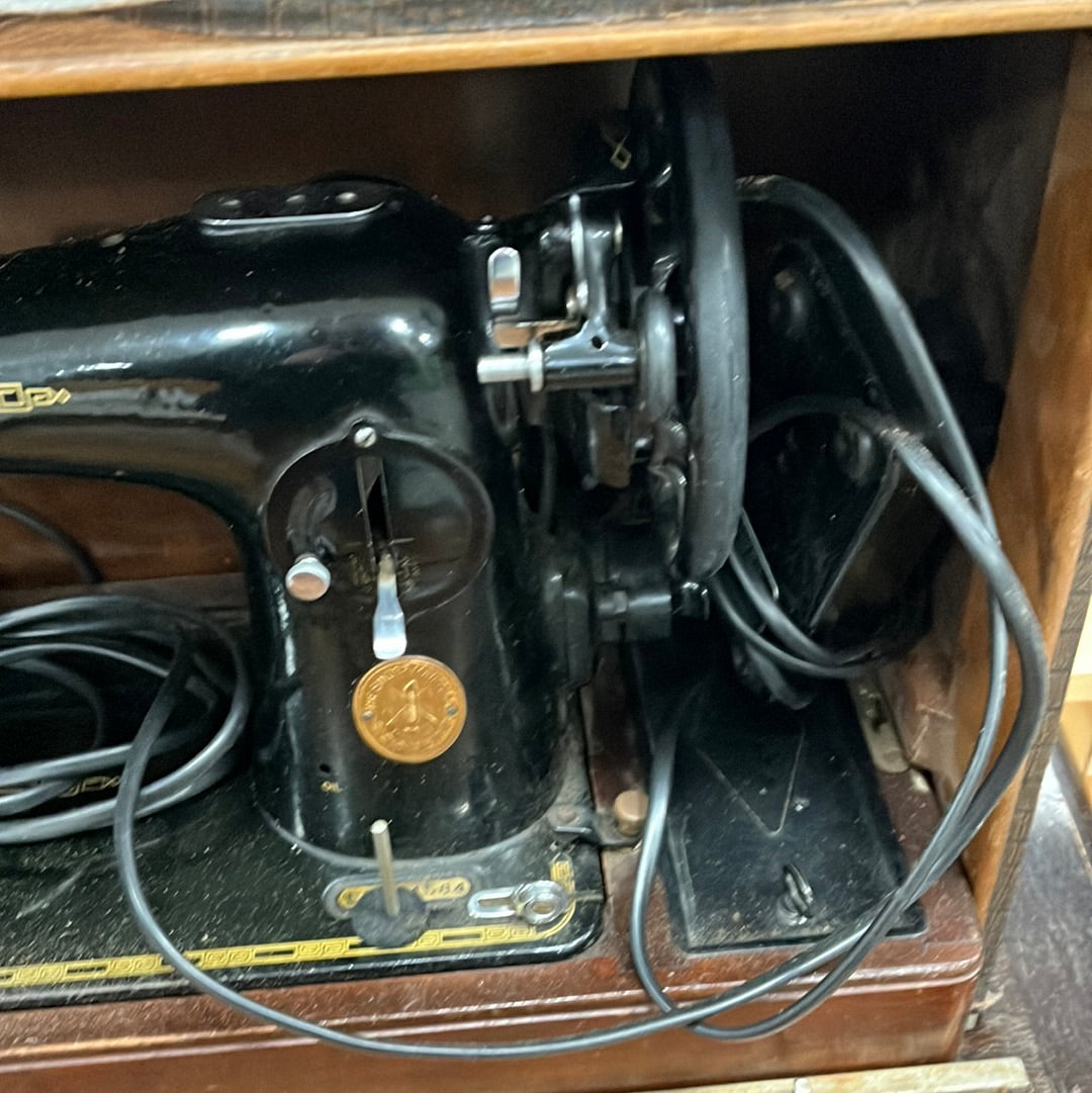 Singer Sewing Machine and carry case (ONLINE SALES ROOM)
