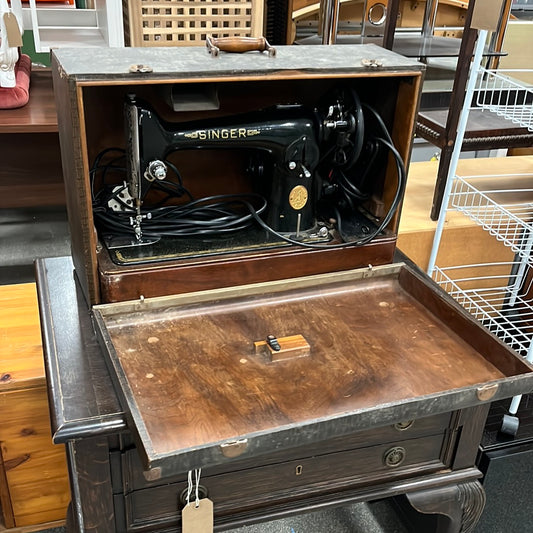 Singer Sewing Machine and carry case (ONLINE SALES ROOM)