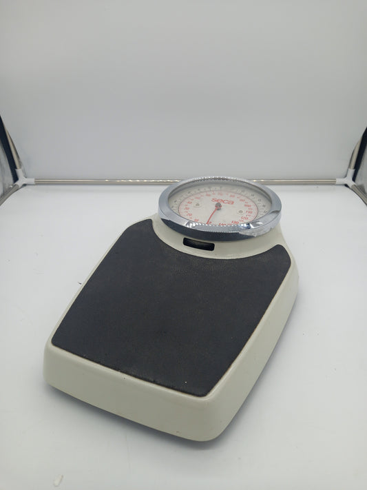 Vintage weight scales (0204)(Q)