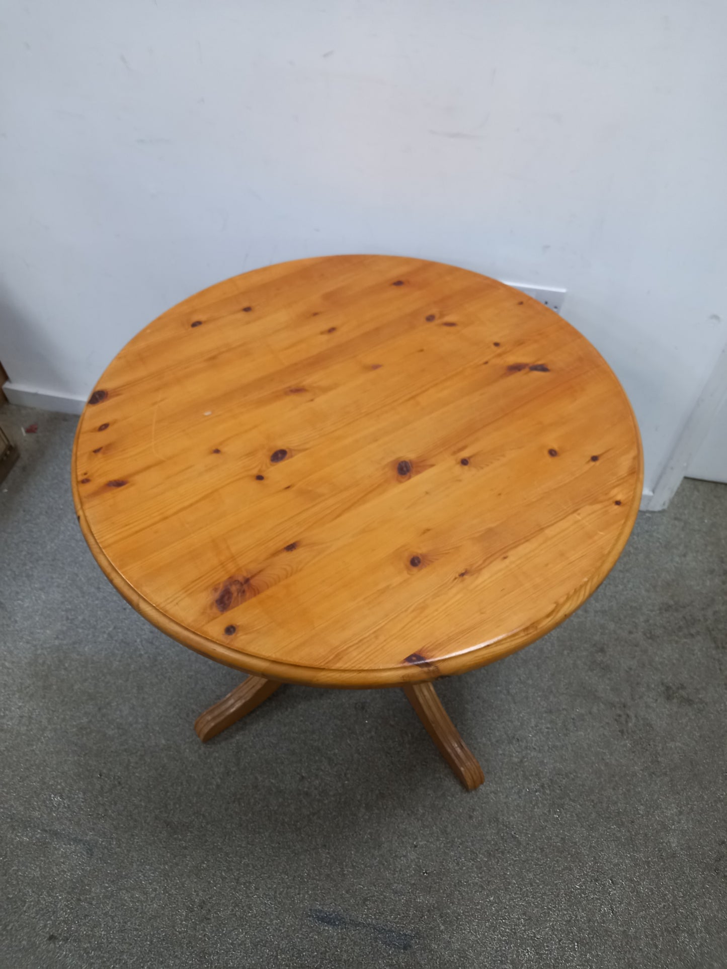 Round Pine Table (210201)